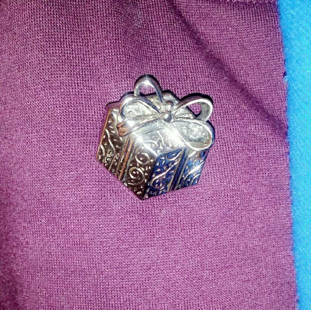 Silver Present Pin - Picture 4 of 4